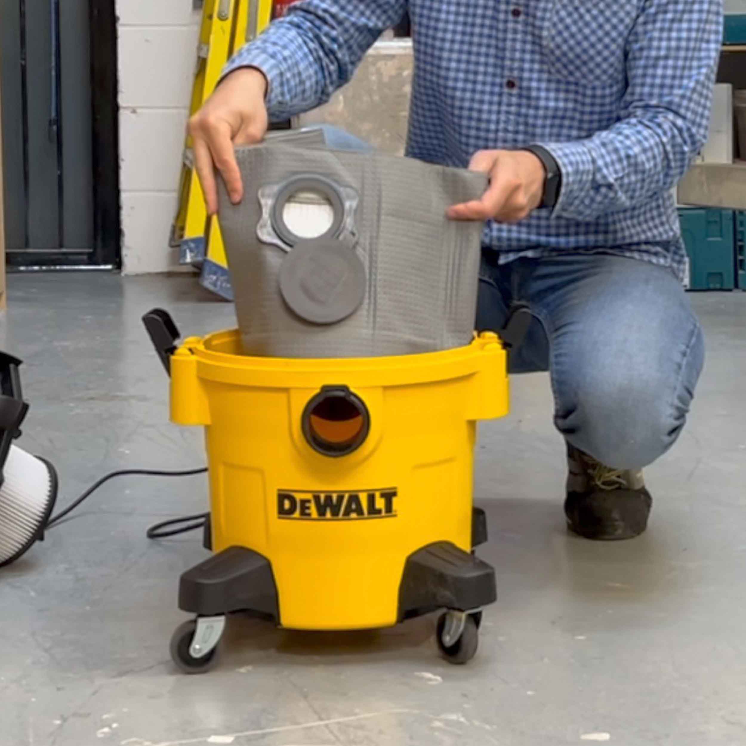 Reusable dust bag for DeWalt DXV20P/DXV20PC/DXV20S fitted inside the dust extractor